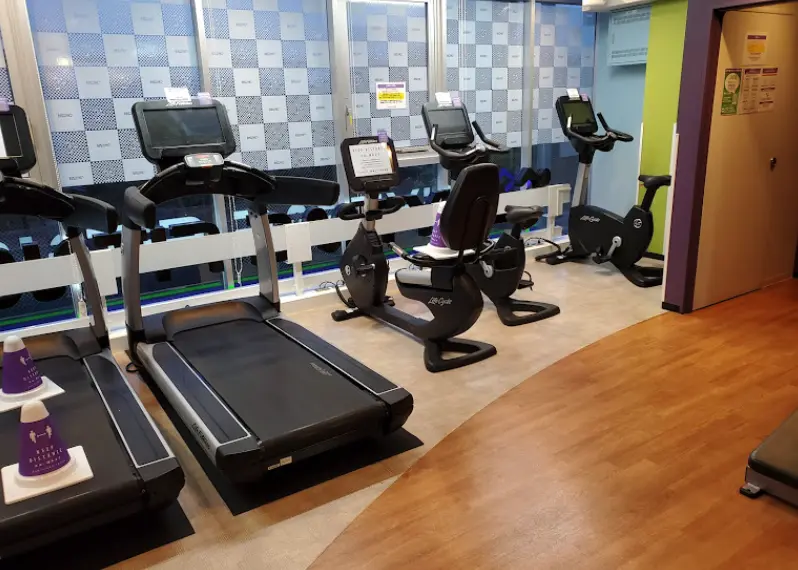 フィットネスジム エニタイムフィットネス 西調布店のジム内風景