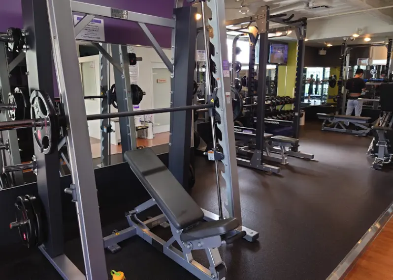 フィットネスジム エニタイムフィットネス 西調布店のジム内風景